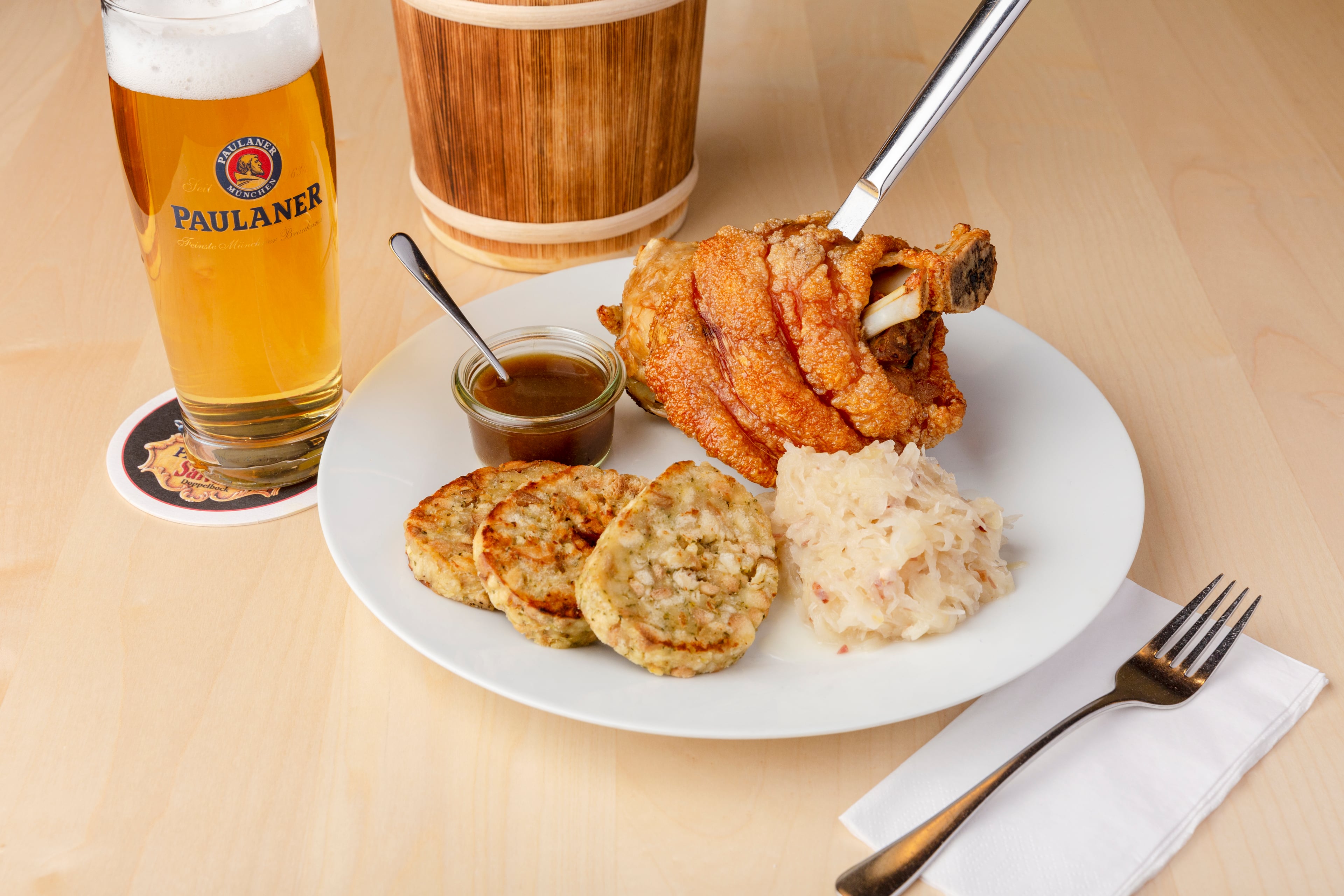 Bayerische Schweinshaxe - knusprig gebraten im Wirtshaus Salvator Bonn